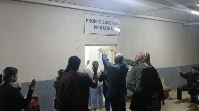 Pessoas orando